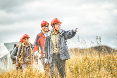 潘彤（右一）與同事在柴達木盆地北緣找礦（資料圖片）。