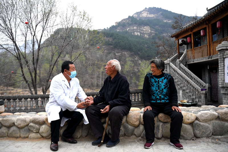 2020年4月15日，在河北阜平縣龍泉關鎮(zhèn)駱駝灣村，村醫(yī)霍建國為村民把脈。